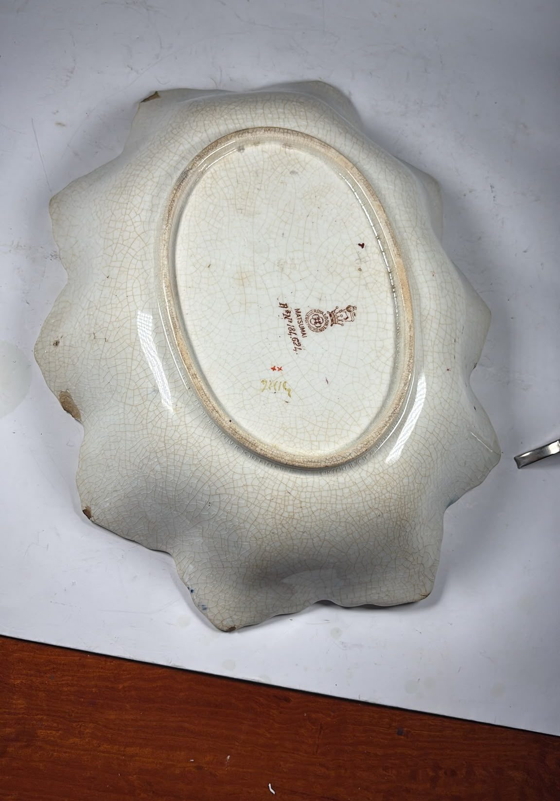 An image of the base and edges of A Royal Doulton “Matsumai” dish with brilliant colours