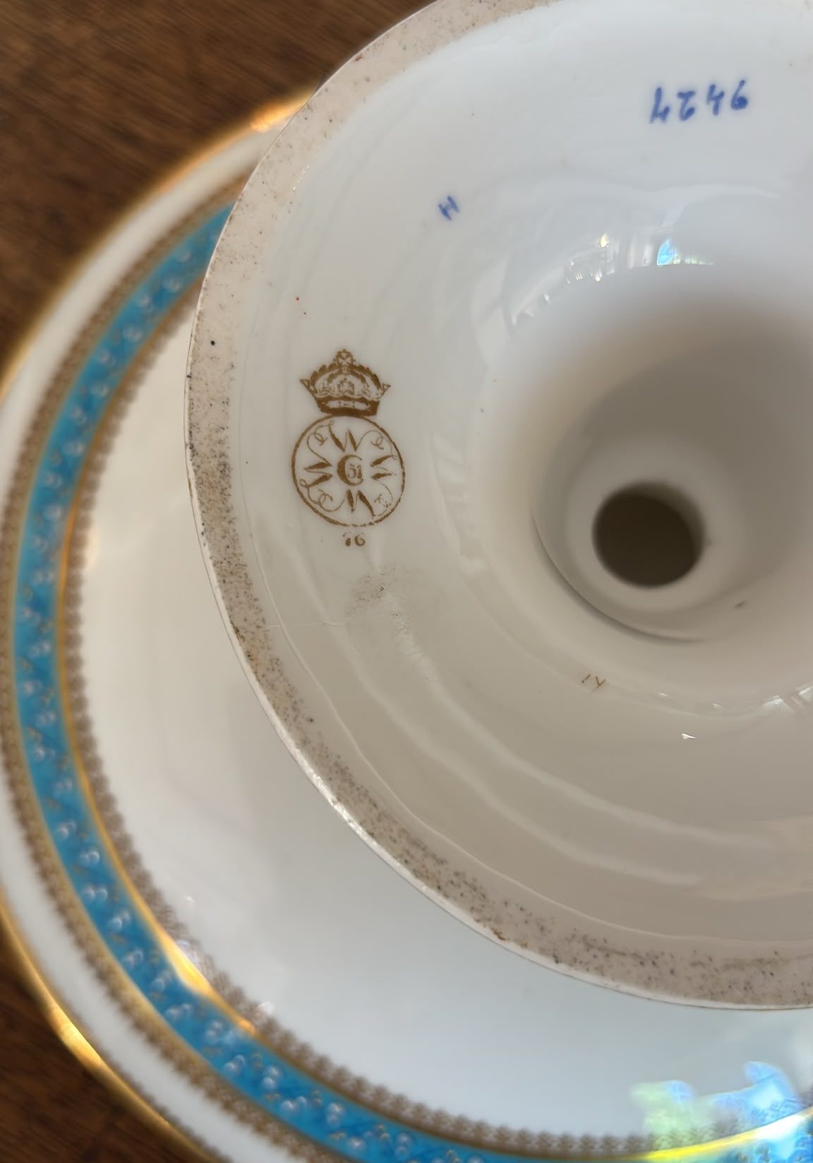 An image of the base of Worcester tazza, beautifully detailed