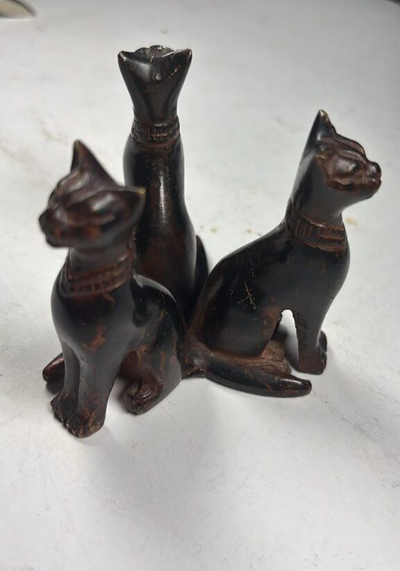 Image of A bronze ornament of 3 seated cats dating from Art Deco period